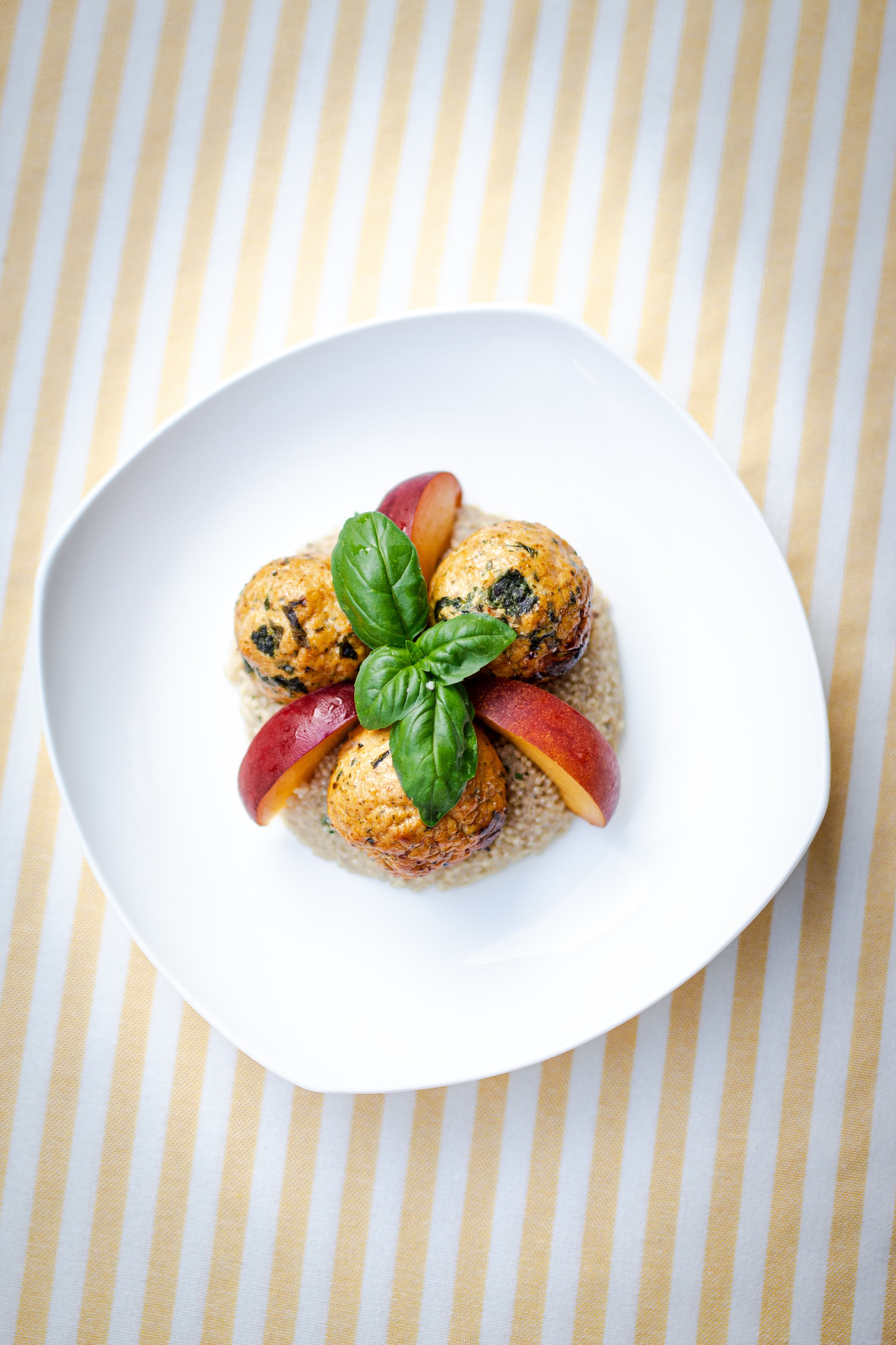 Hähnchen-Fleischbällchen mit Kräuter-Quinoa und PfirsichenRecipe Image