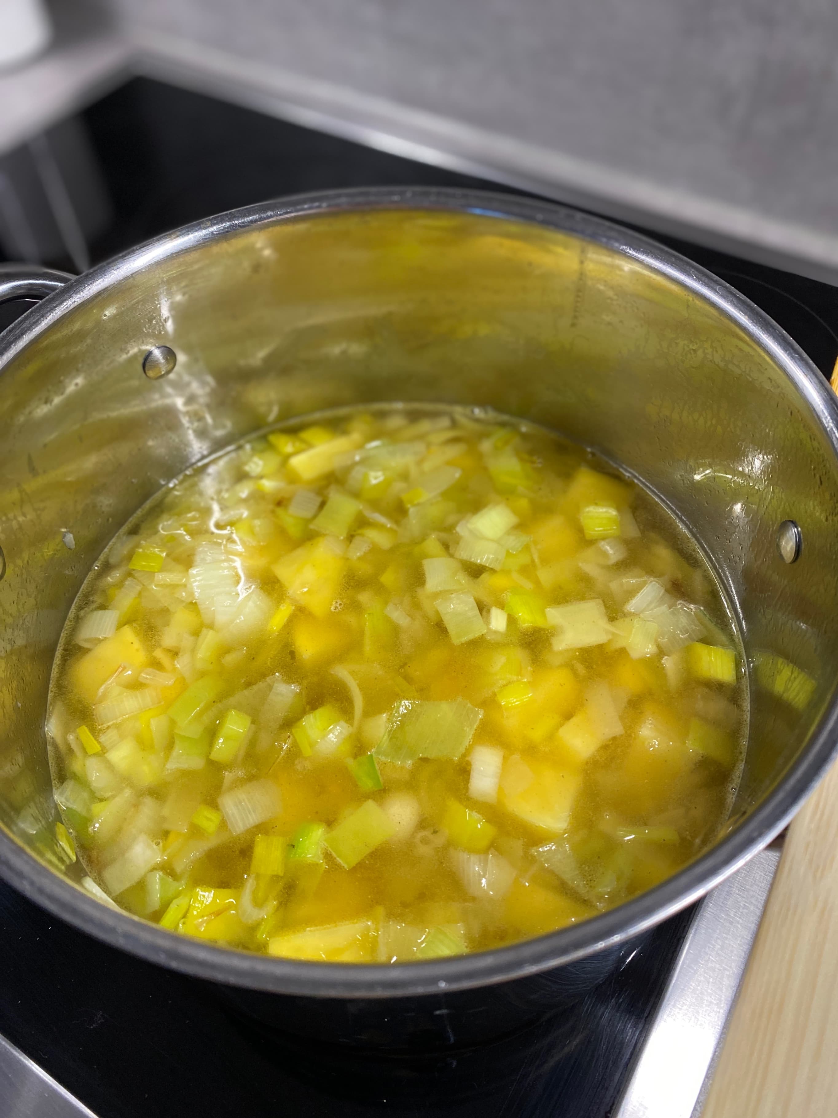 Супа от моркови с чедър и салсича Recipe Image