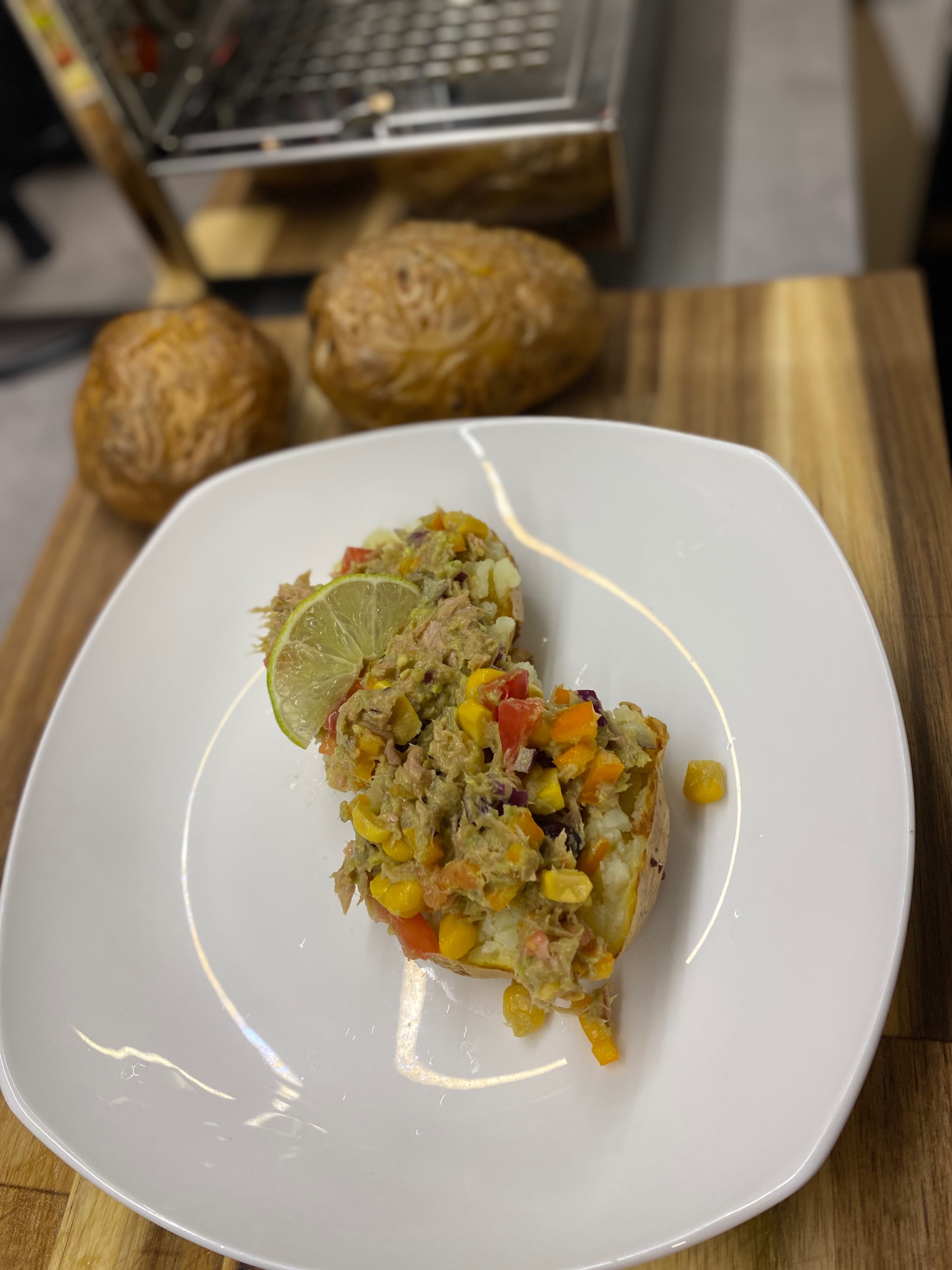 Gebakken Aardappelen met Tonijn-Avocado Vulling Recipe Image