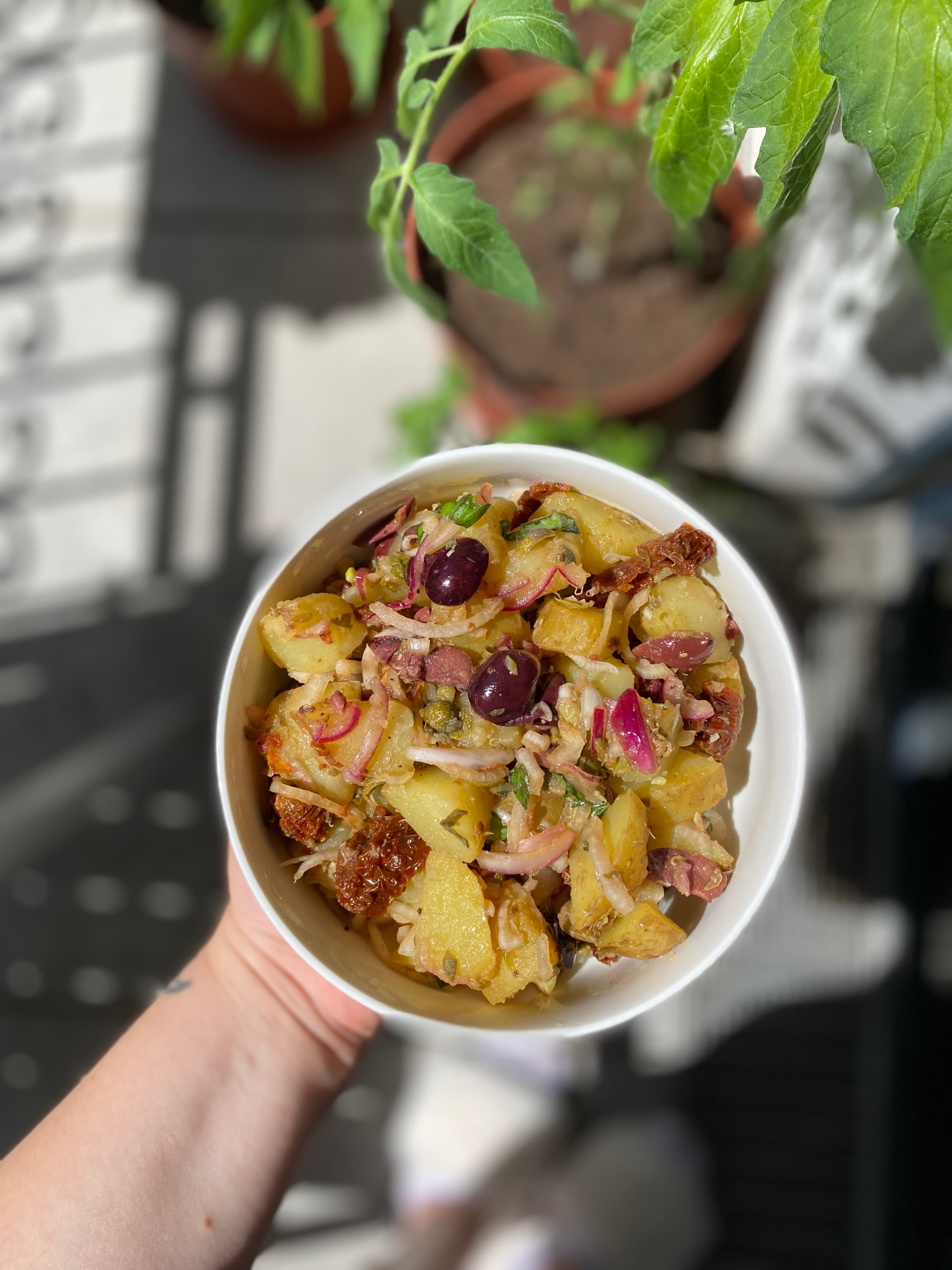 Mediterraner Kartoffelsalat mit getrockneten Tomaten und AprikosenessigRecipe Image