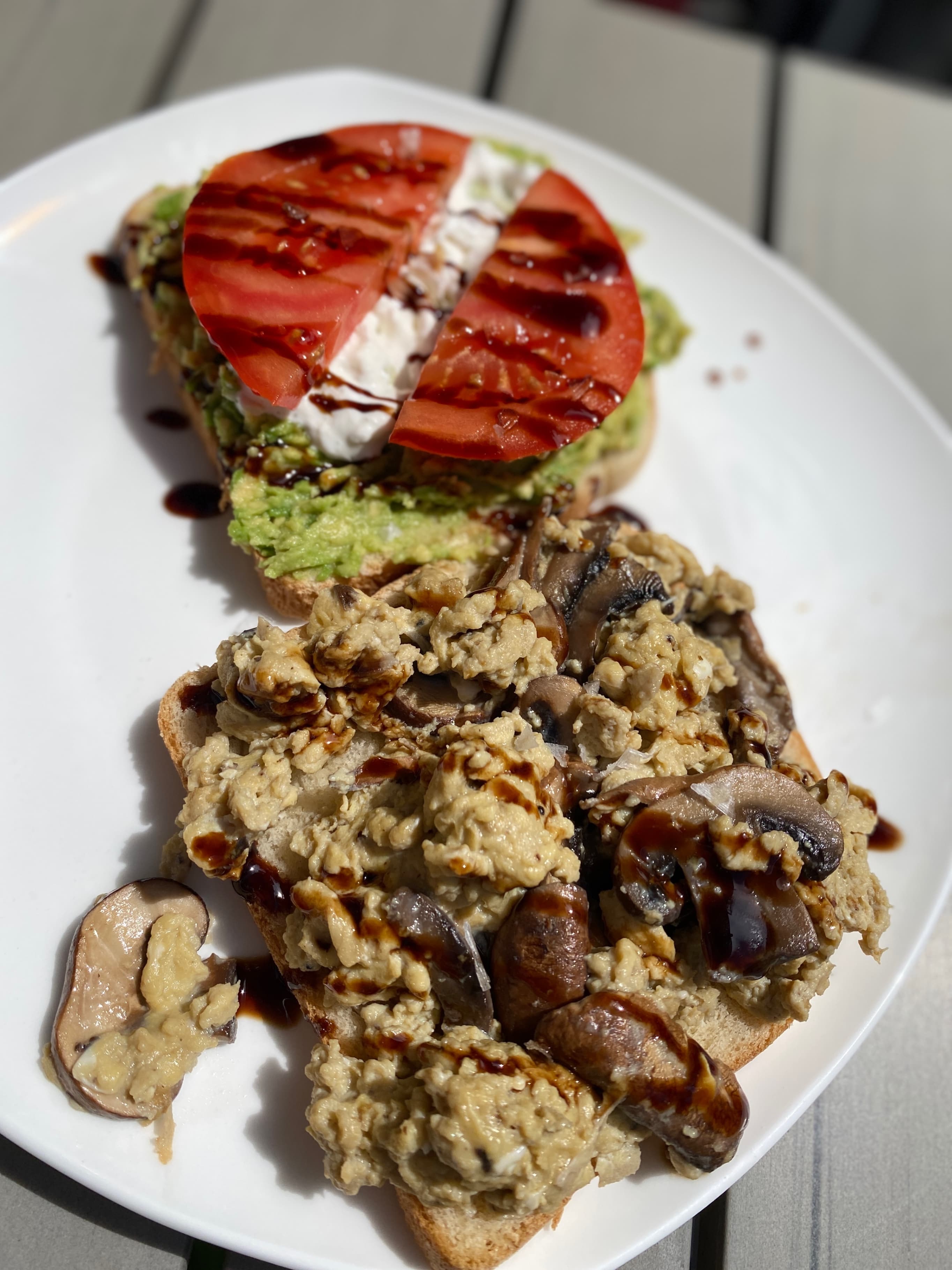 Avocado-Toast mit Rührei und PilzenRecipe Image