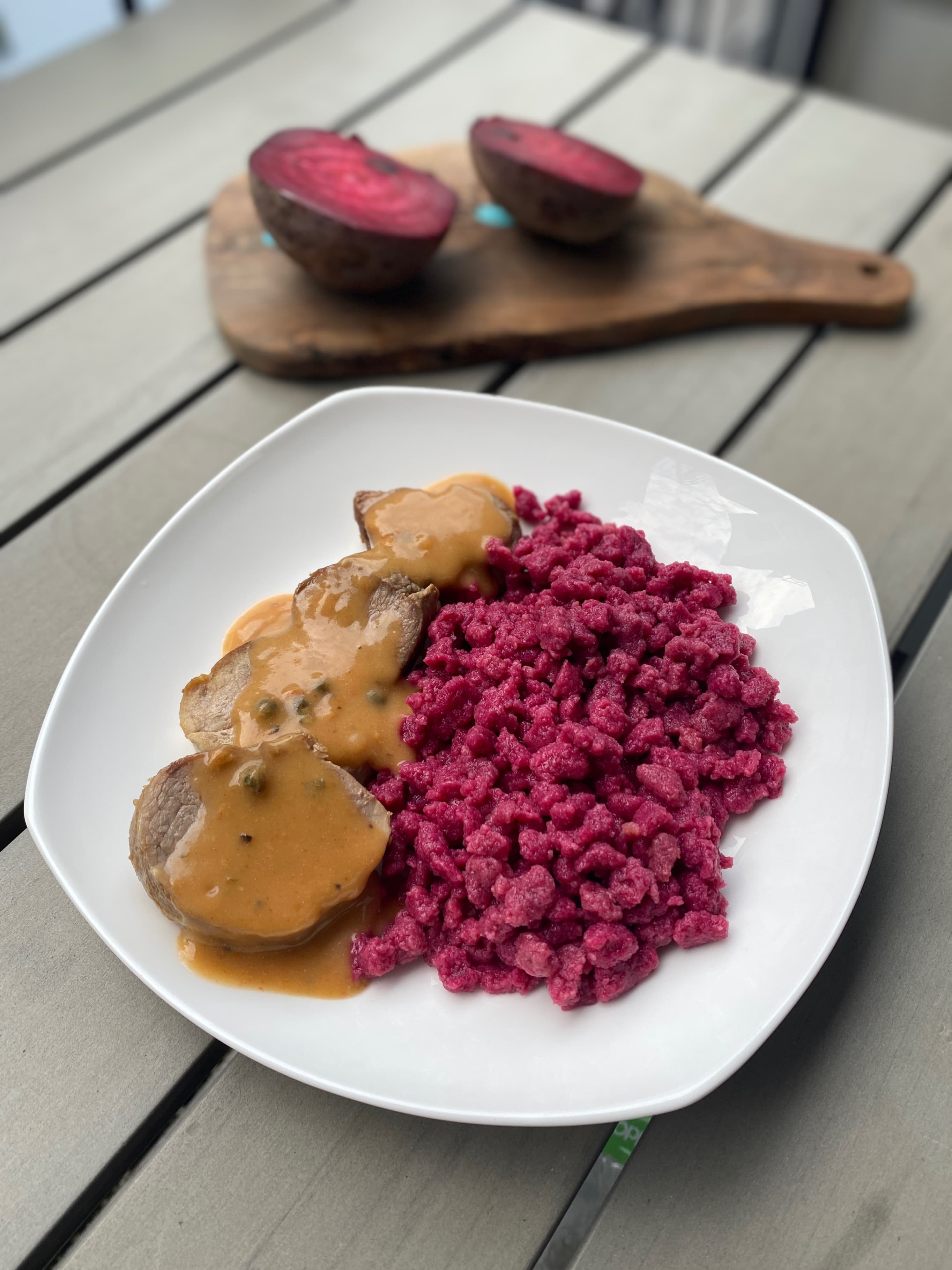 Spätzle de Remolacha con Solomillo de Cerdo y Salsa de Pimienta Negra Recipe Image