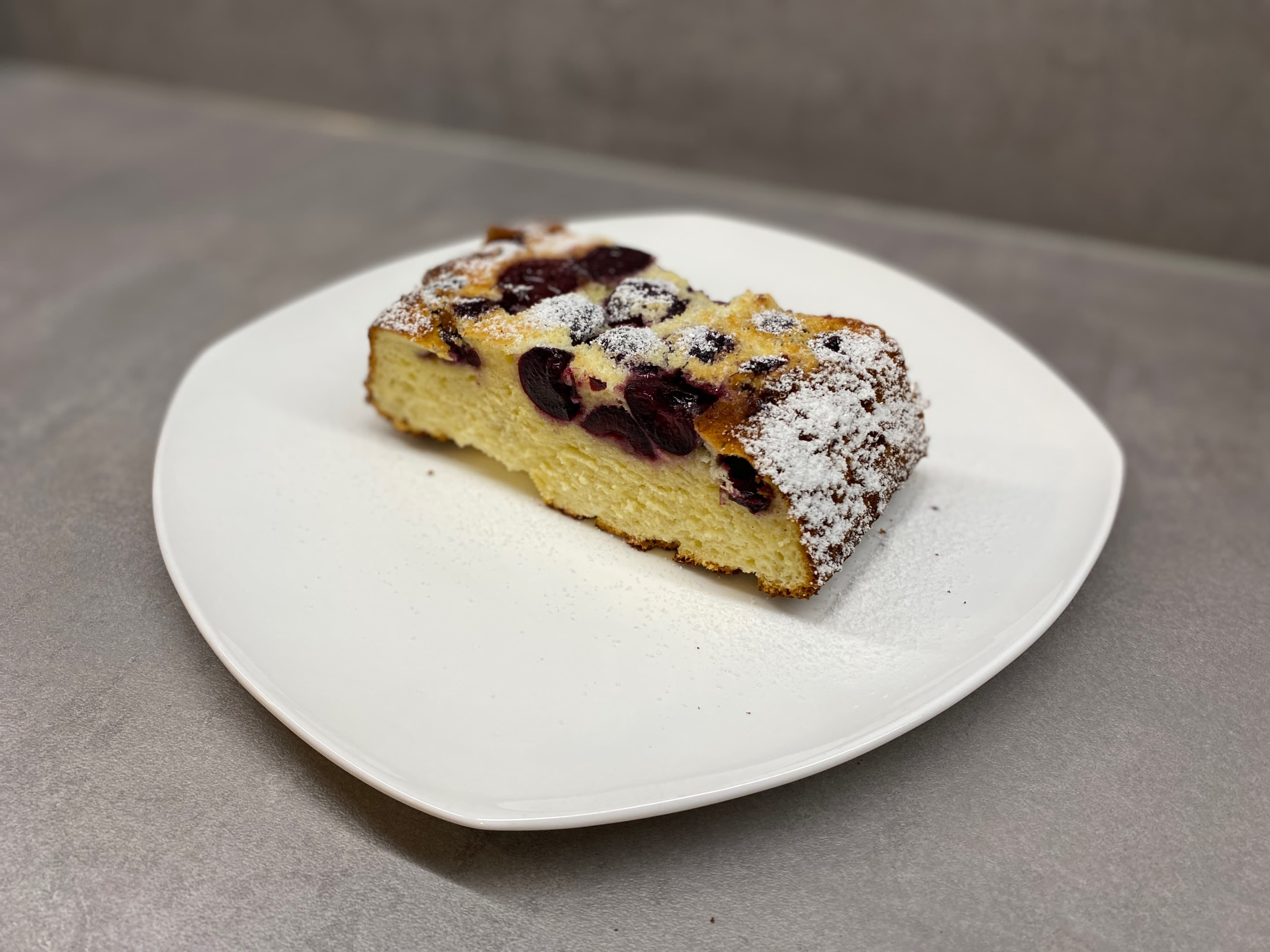 Pastel Esponjoso de CerezasRecipe Image