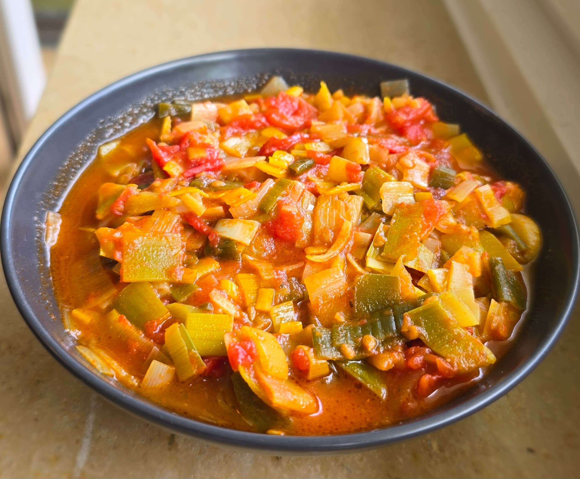 Duszony por z pomidorami Recipe Image