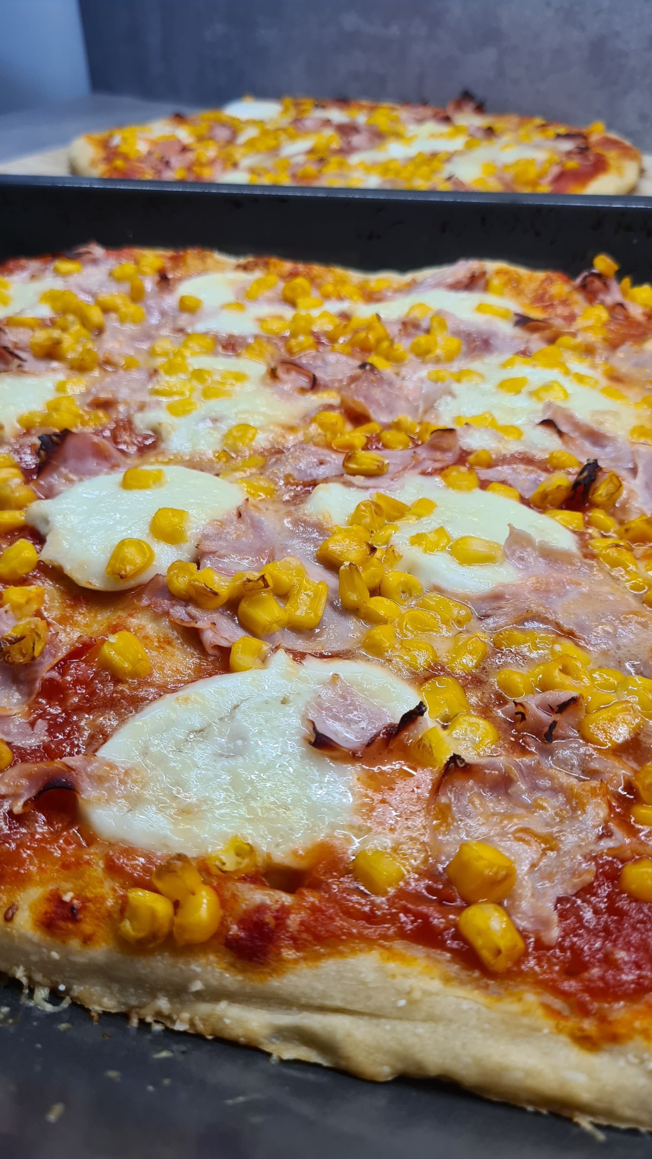 Pizza en plaque pour les fêtes (2 plateaux) Recipe Image