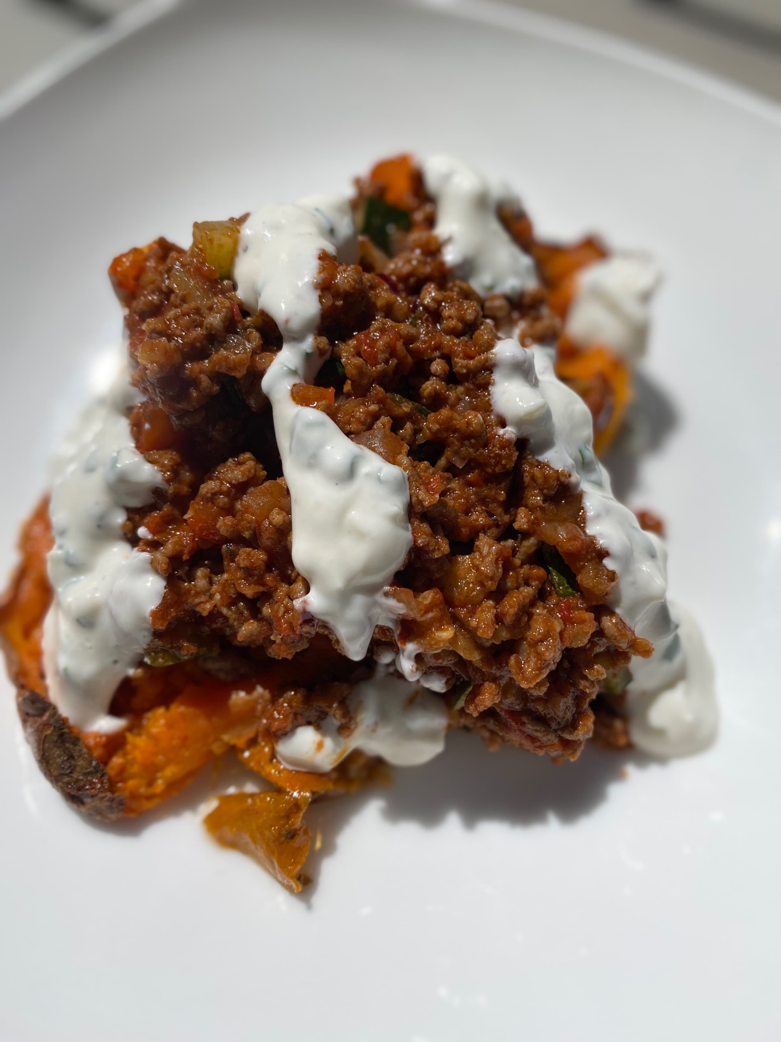 Batatas Rellenas Sabrosas con Salsa de Hierbas Picante Recipe Image