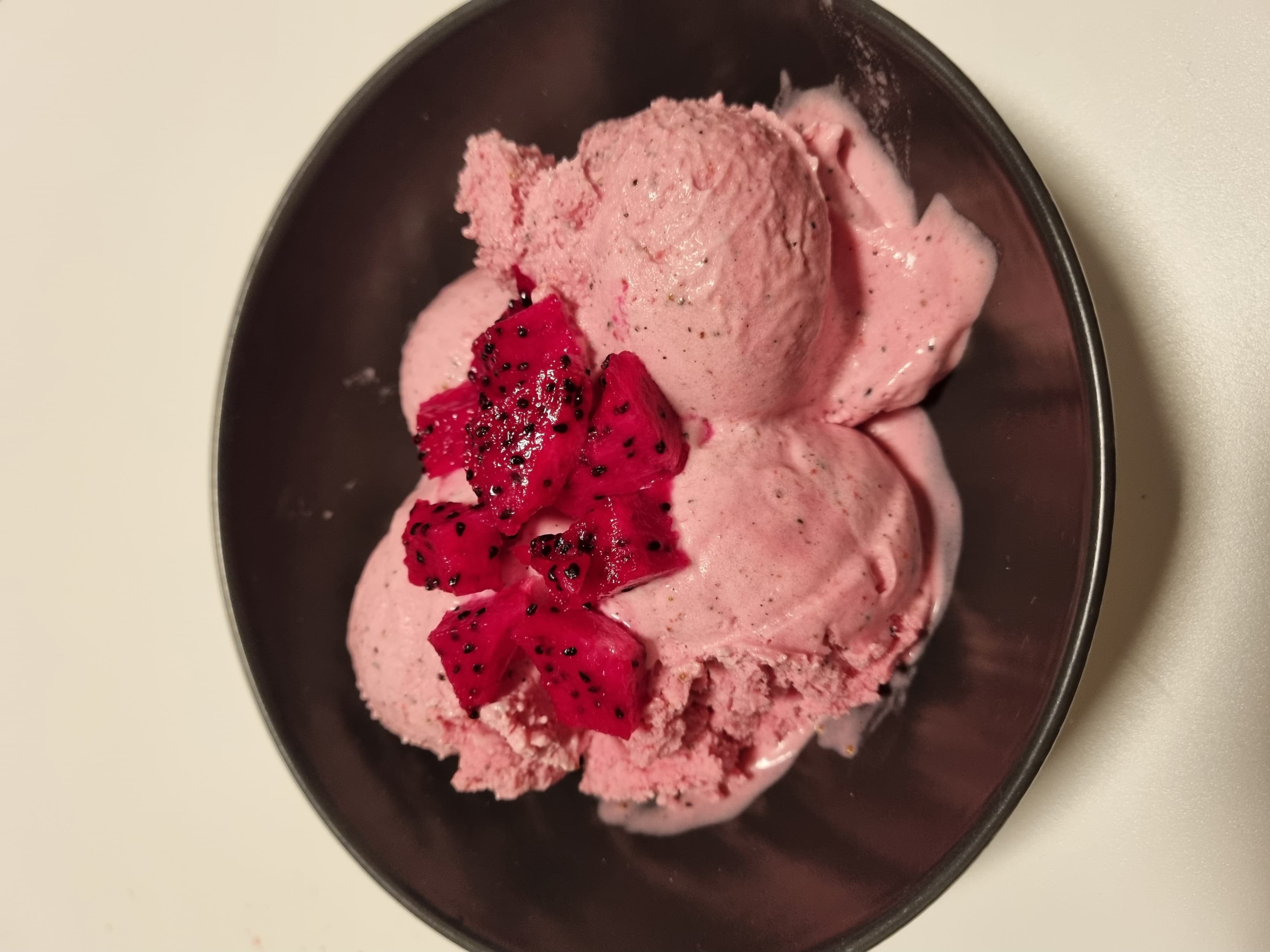 Lody śmietankowe z pitają i truskawkamiRecipe Image