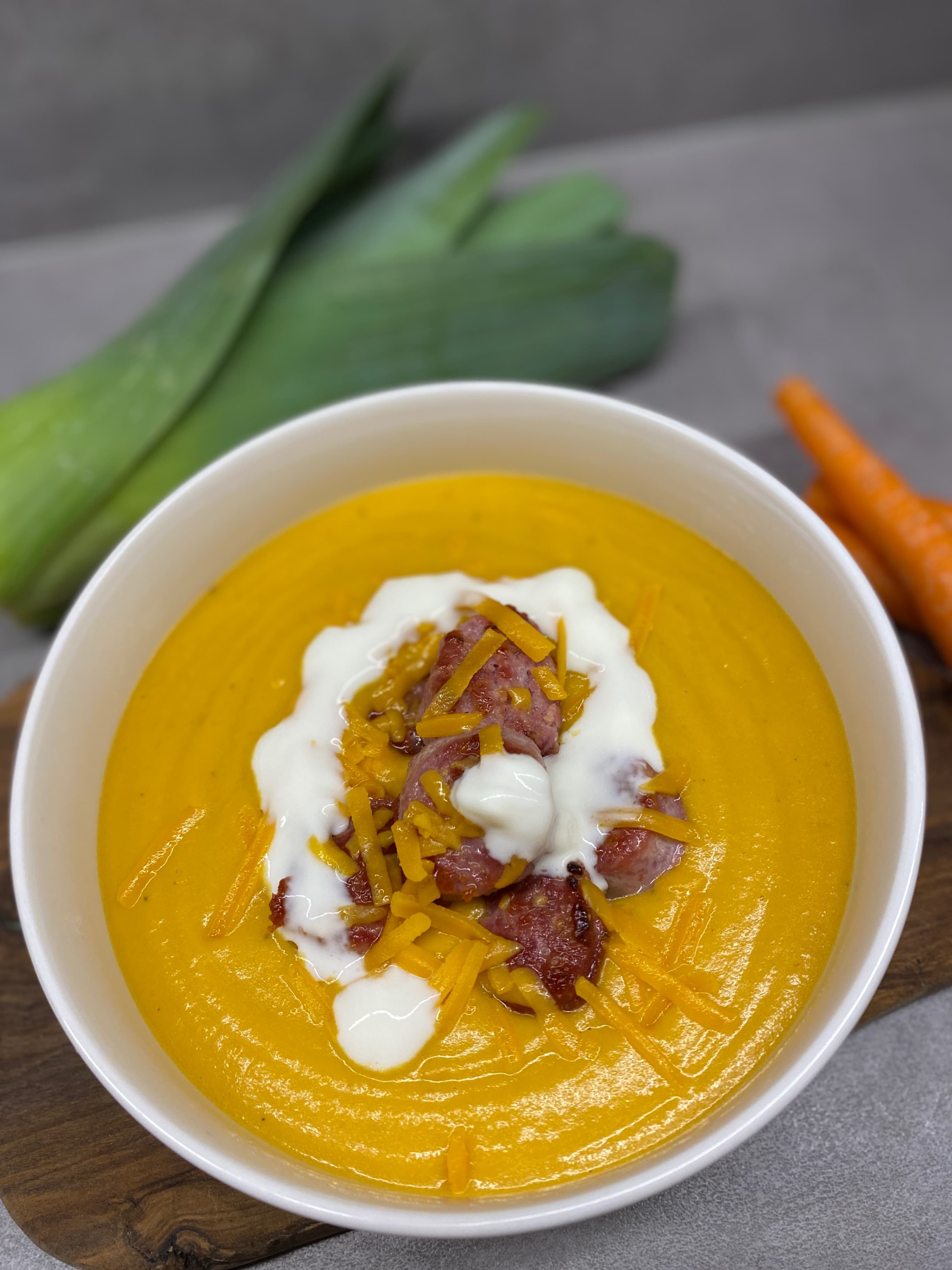 Супа от моркови с чедър и салсича Recipe Image