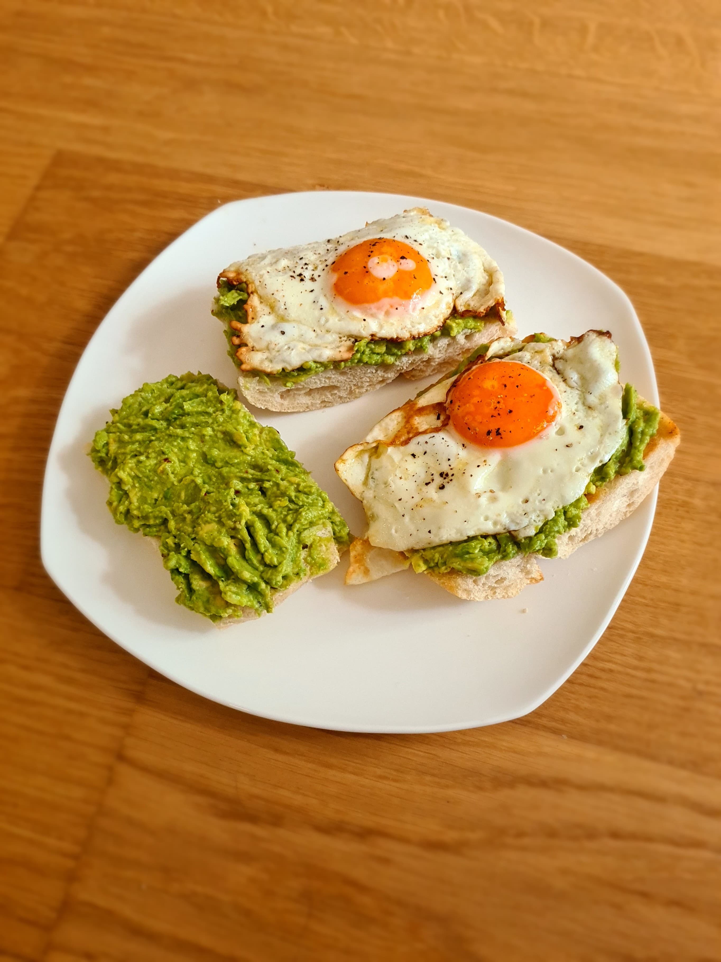 Sándwich de Huevo Frito y AguacateRecipe Image