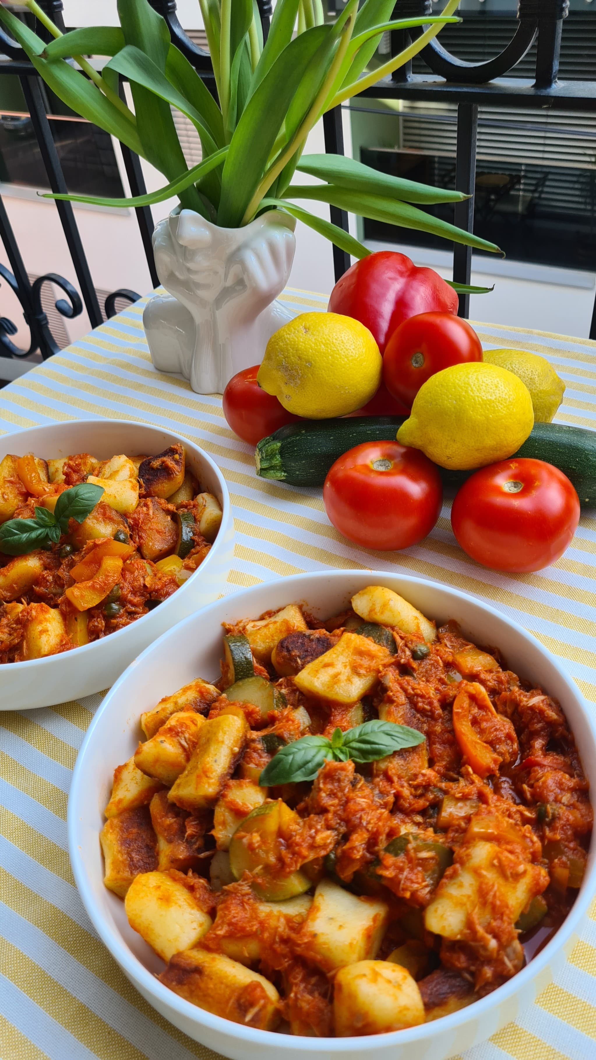 Knusprige Gnocchi mit Thunfisch und Tomaten-Gemüse-SoßeRecipe Image