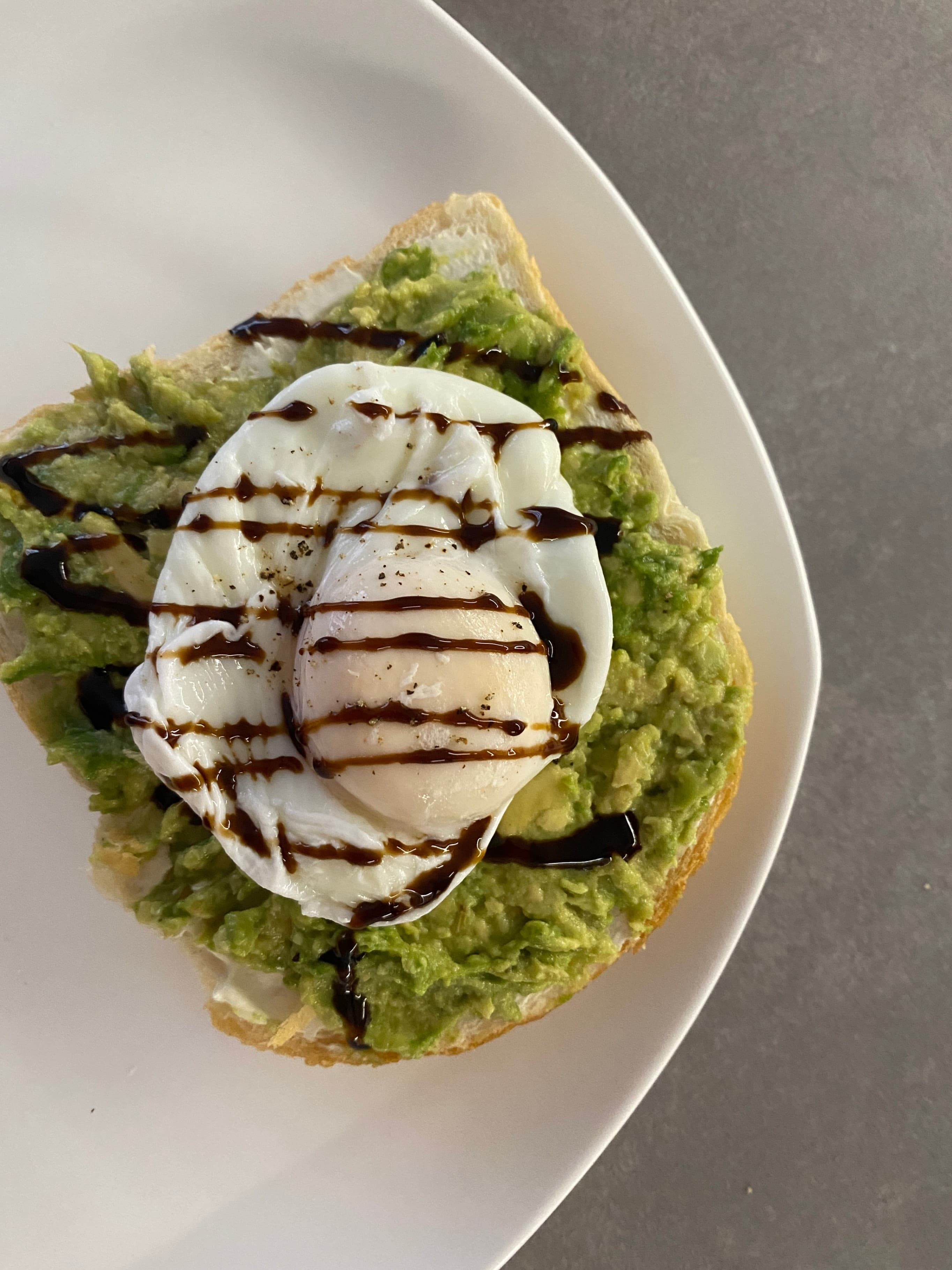 Avocado-Toast mit pochiertem EiRecipe Image