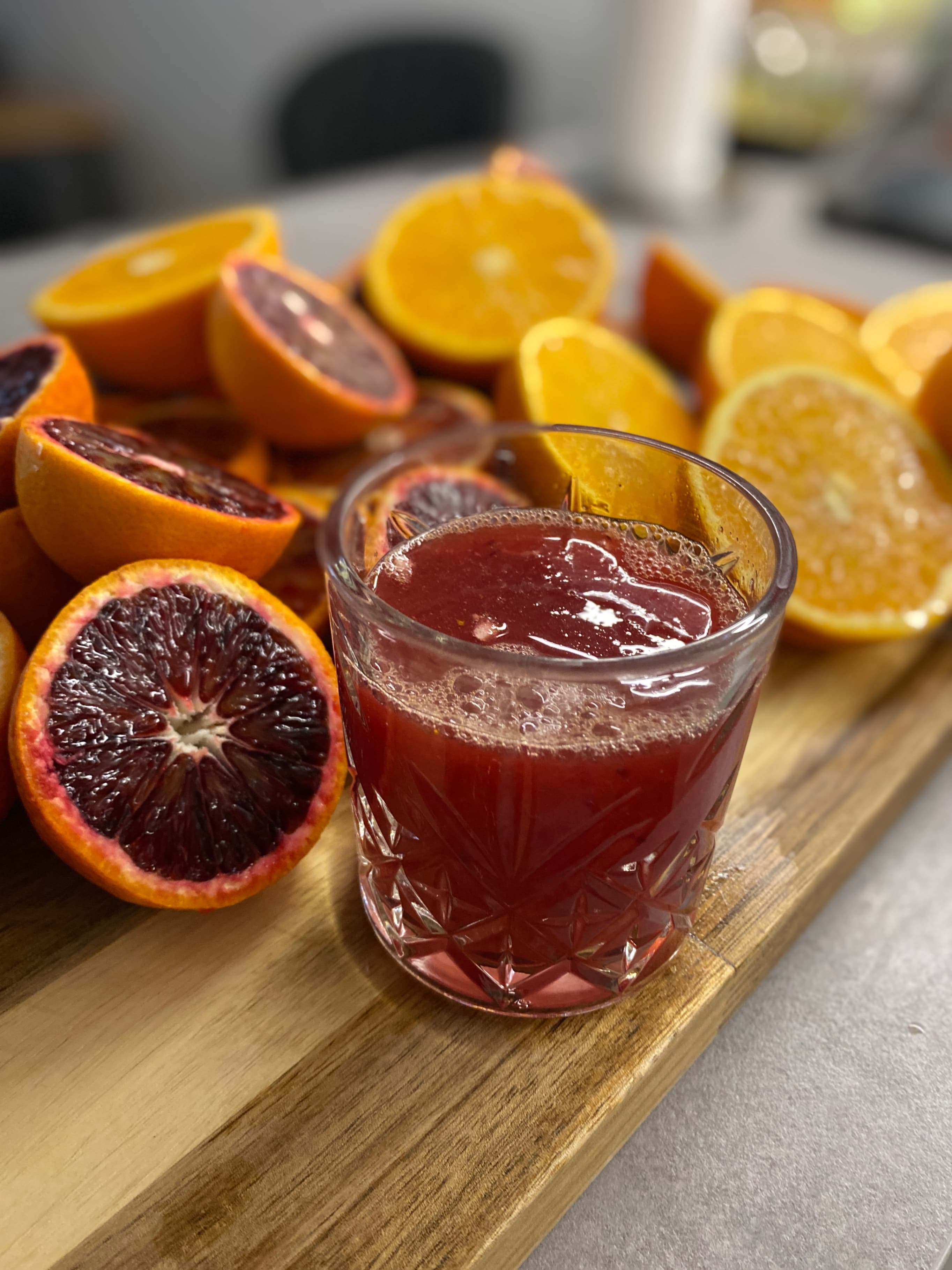 Прясно изцеден портокалов сок с червени и обикновени портокали Recipe Image