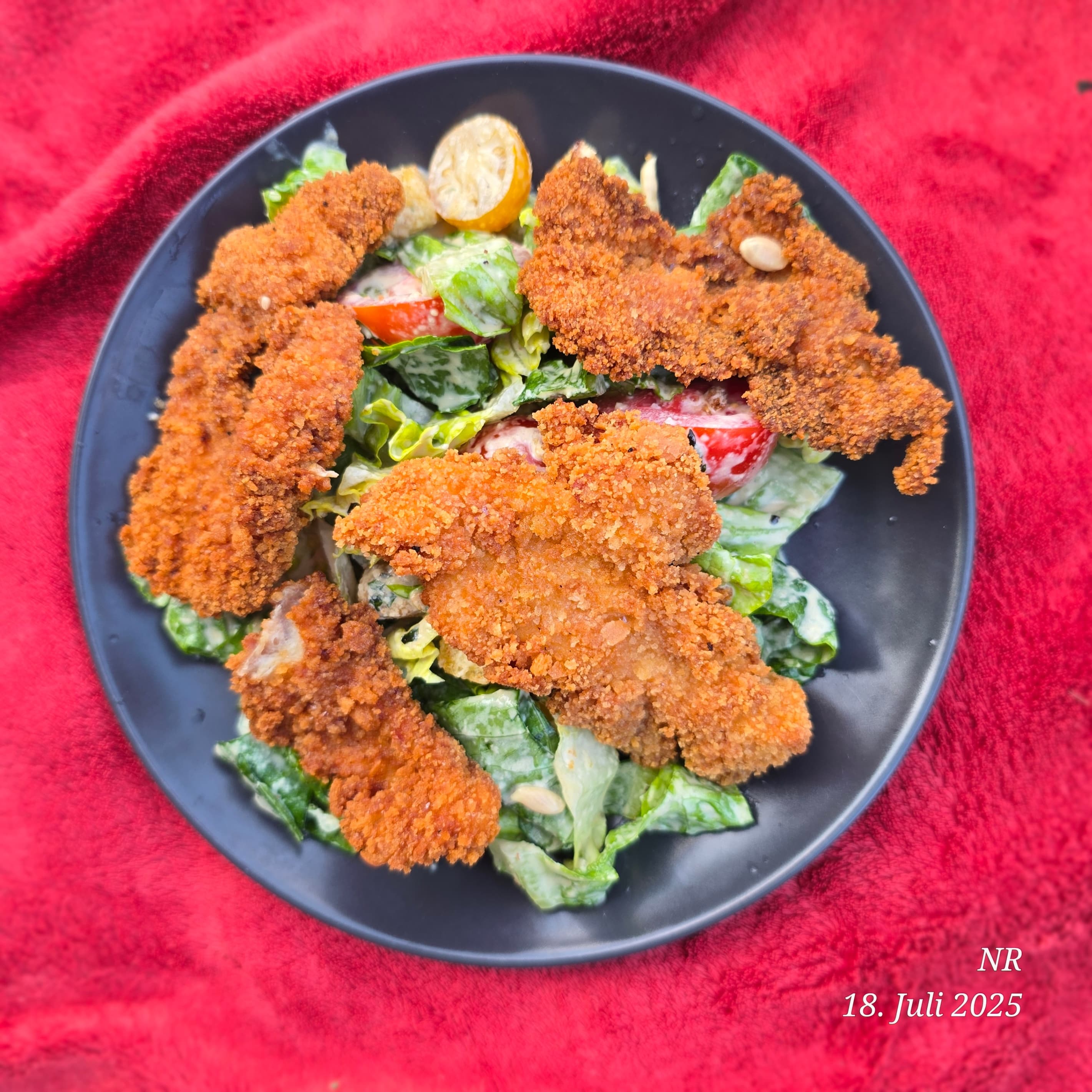 Caesar Salat mit Paniertem Hähnchen Recipe Image