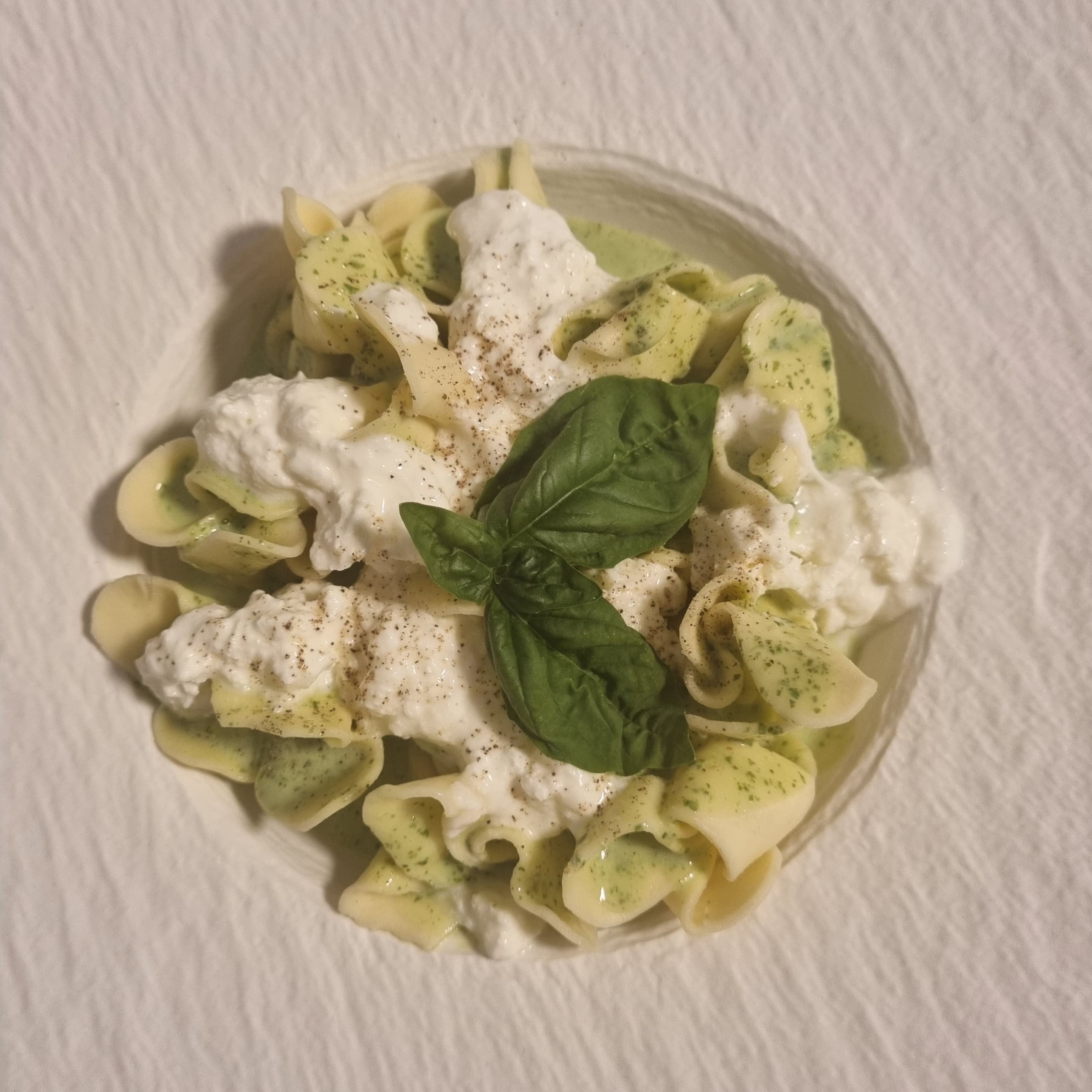 Kremowy aromatyczny sos bazyliowy z tortelloniRecipe Image