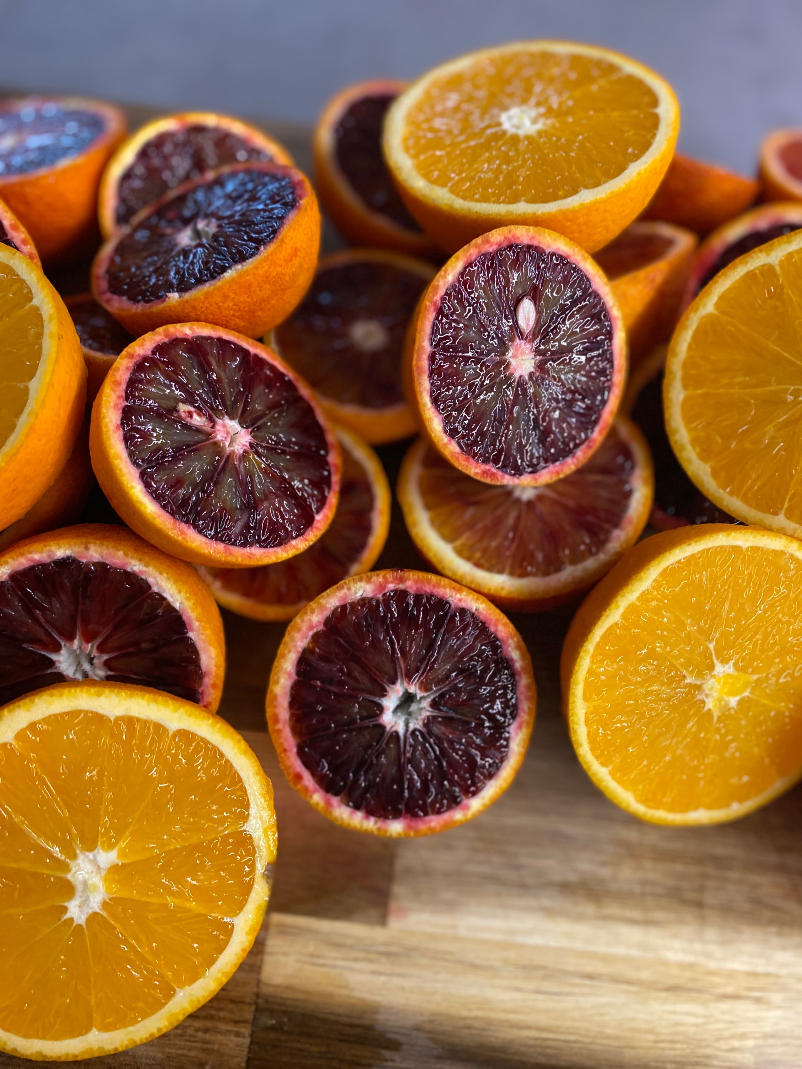 Прясно изцеден портокалов сок с червени и обикновени портокали Recipe Image