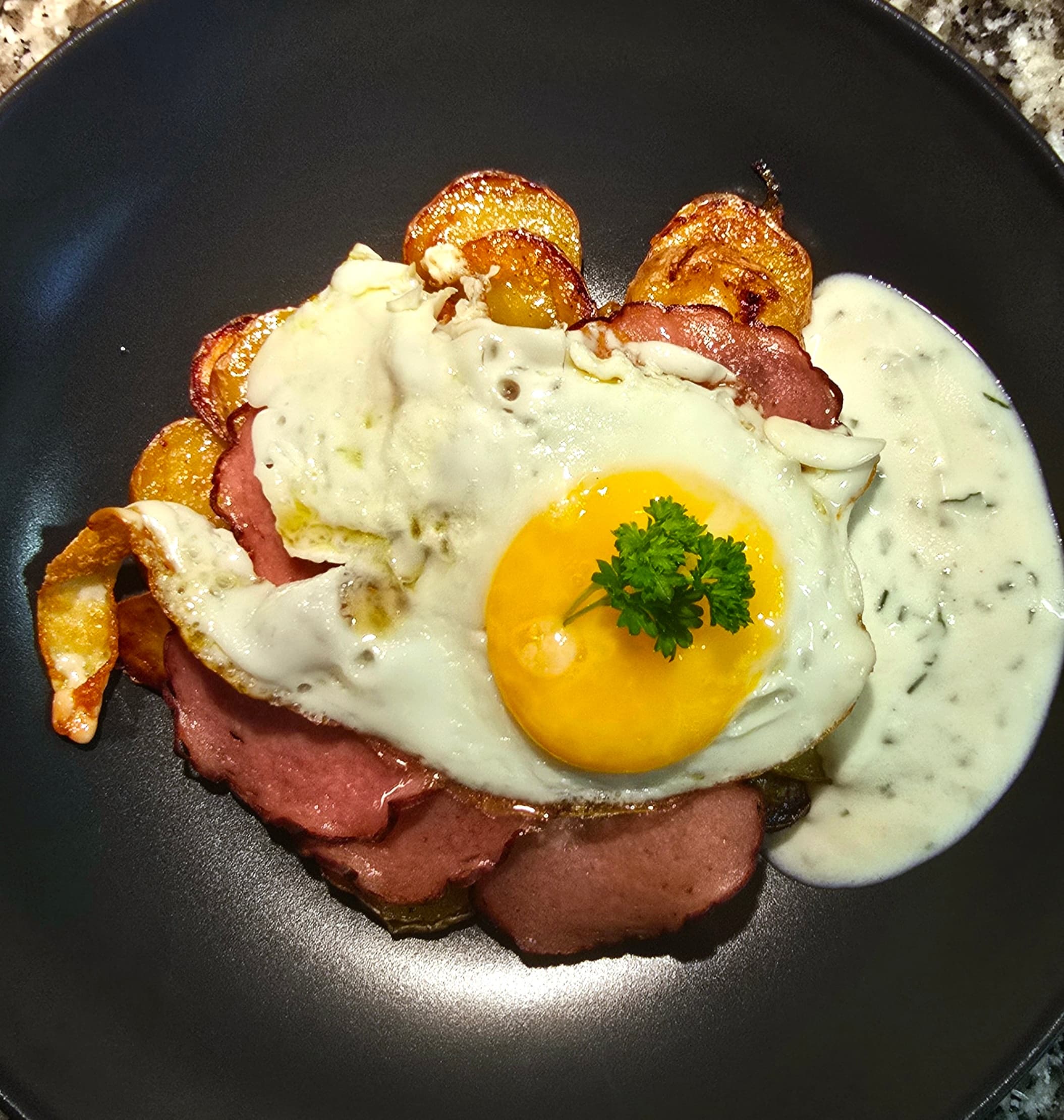 Chips de Leberkäse con Patatas Fritas y Huevos FritosRecipe Image