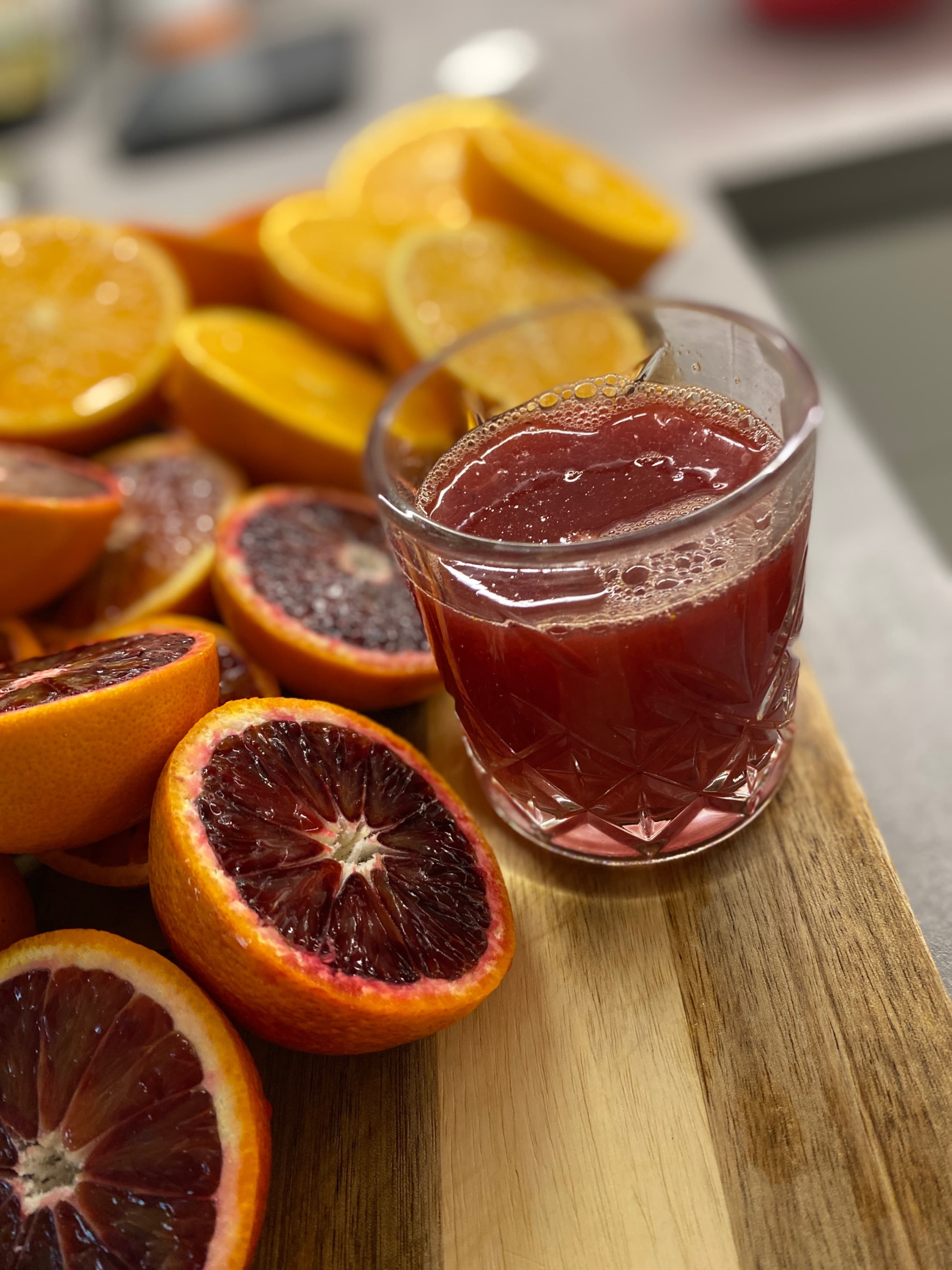 Прясно изцеден портокалов сок с червени и обикновени портокали Recipe Image