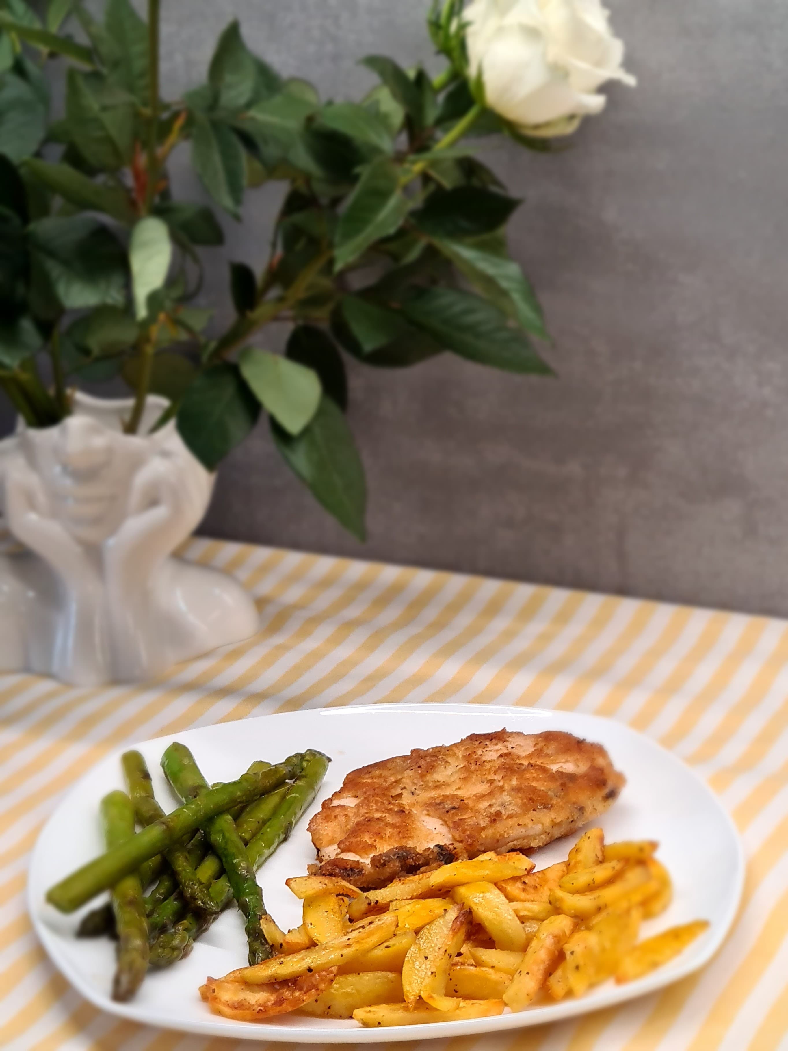 Kip Schnitzel met Gebakken Aardappelen en AspergesRecipe Image