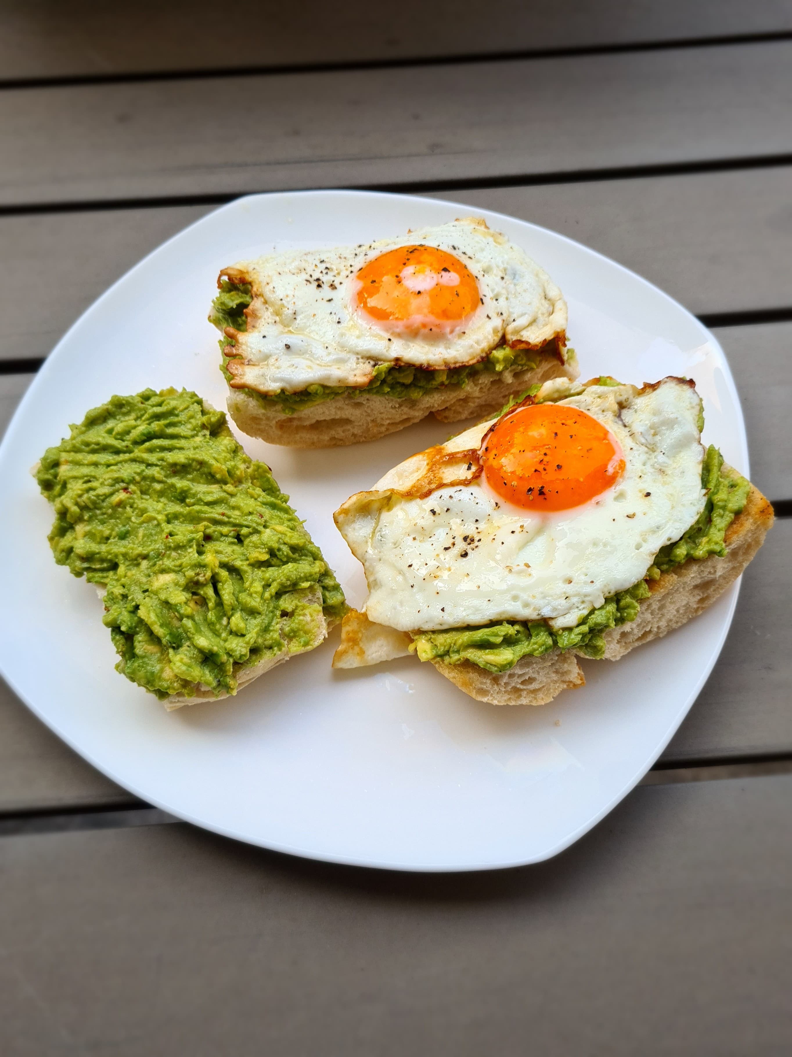 Sándwich de Huevo Frito y AguacateRecipe Image