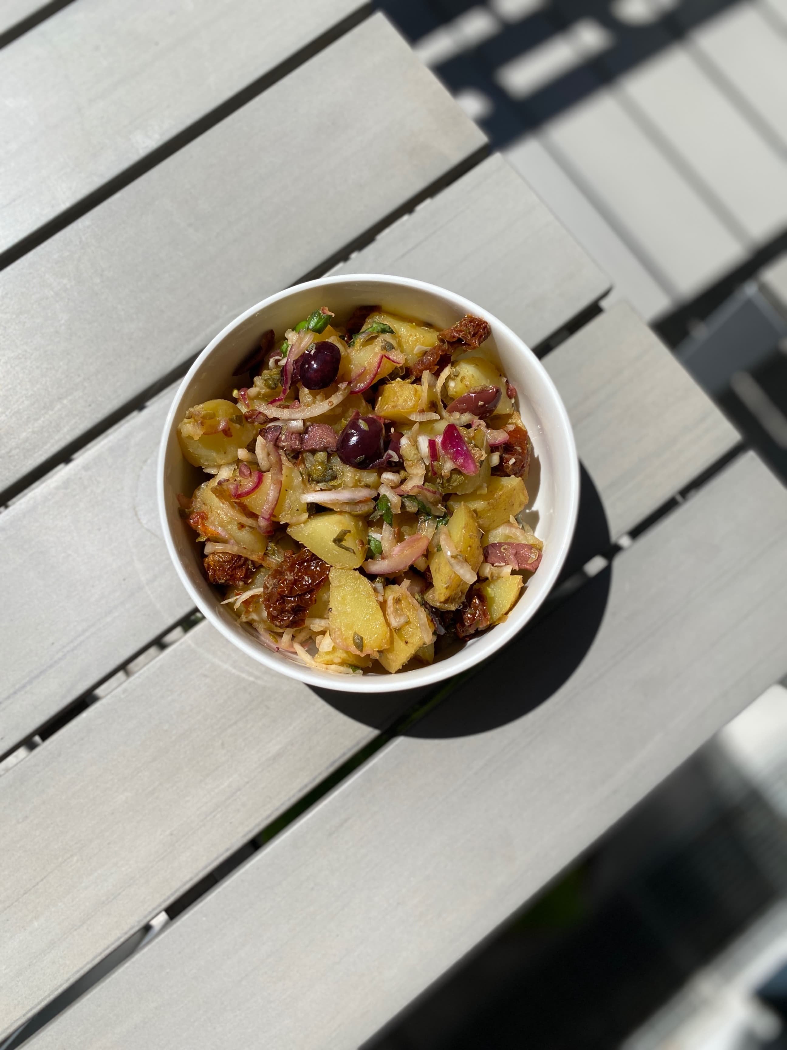 Mediterraner Kartoffelsalat mit getrockneten Tomaten und AprikosenessigRecipe Image