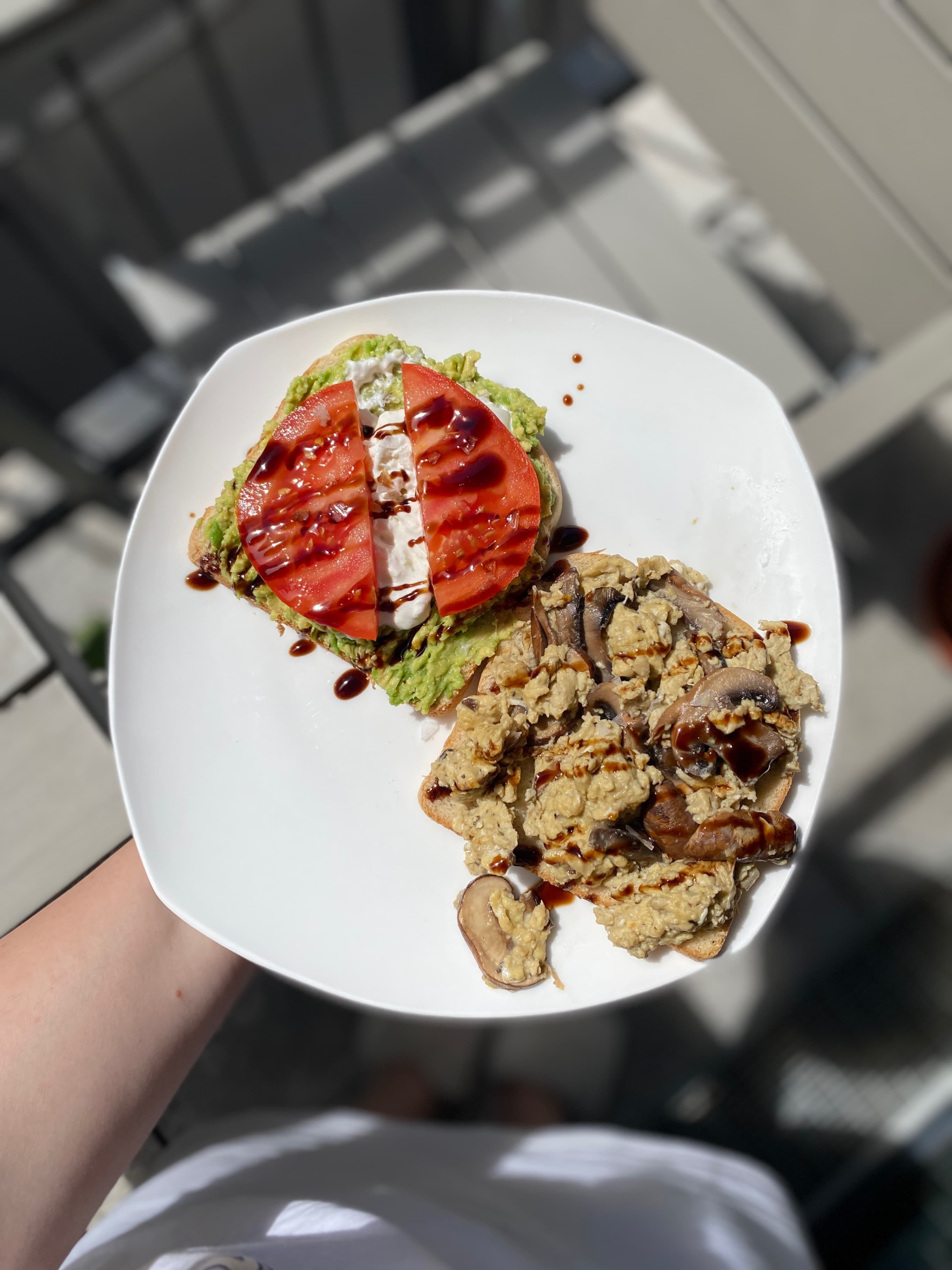 Avocado-Toast mit Rührei und PilzenRecipe Image