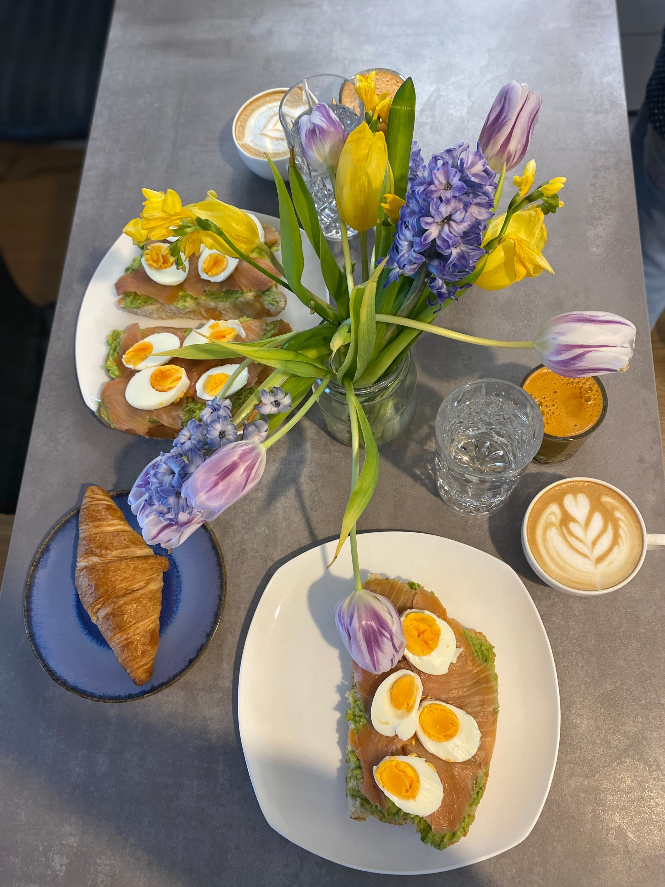 Brunch z wędzonym łososiem i awokadoRecipe Image